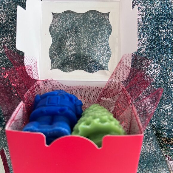 Santa & Christmas Tree Candle Set | Handmade Soy Wax Candles 4"x2" - Picture 6 of 8